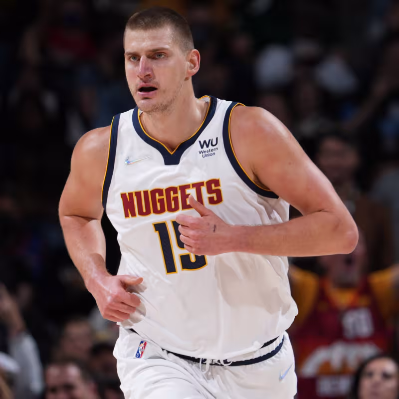 Nikola Jokic iguala a Larry Bird en un registro histórico de la NBA