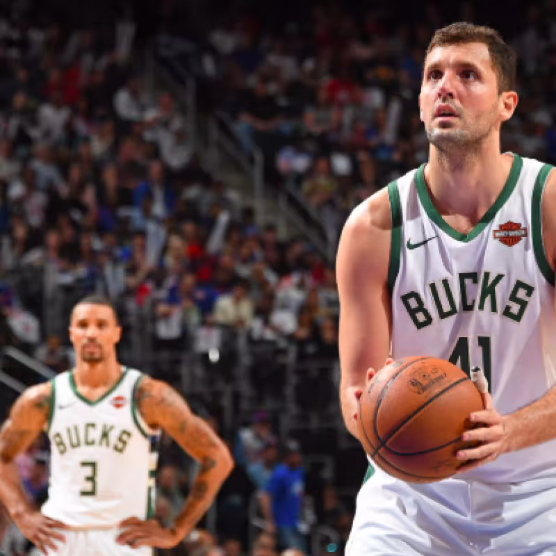 Nikola Mirotic, en su primer partido con los Bucks.