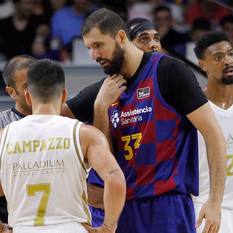 Nikola Mirotic protesta una acción ante Facundo Campazzo.