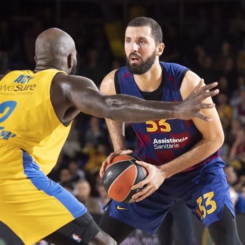 Nikola Mirotic, con la pelota en el FC Barcelona-Maccabi Tel Aviv.