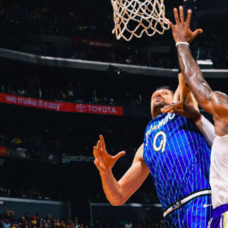 Nikola Vucevic, ante LeBron James.