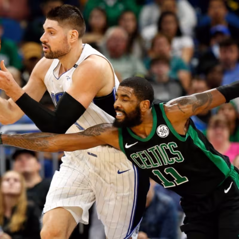 Nikola Vucevic y Kyrie Irving durante el partido.