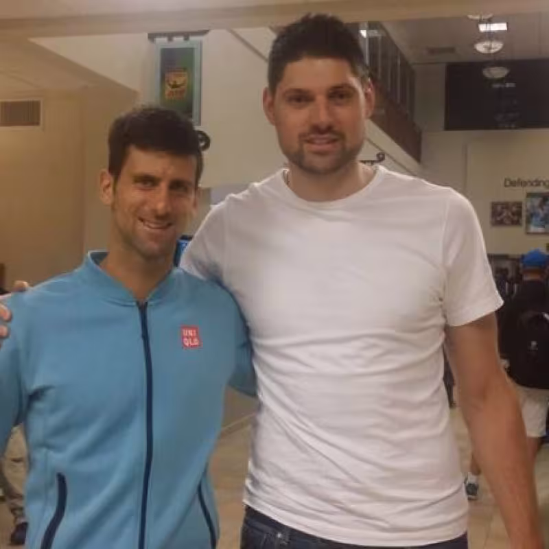 Nikola Vucevic, junto a Novak Djokovic. 