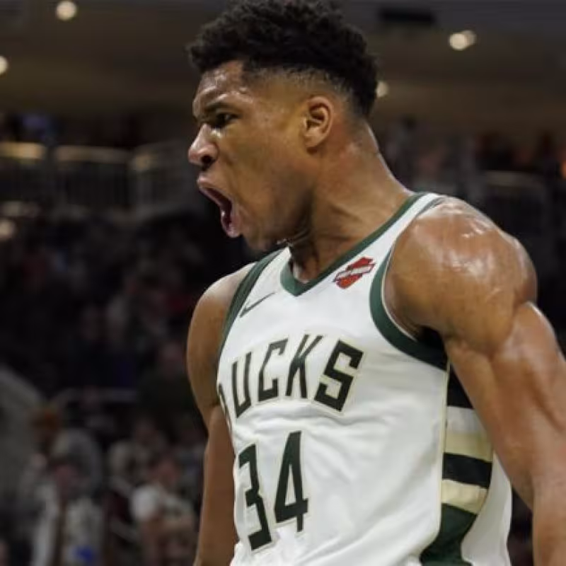 Giannis Antetokounmpo en un partido con los Milwaukee Bucks.