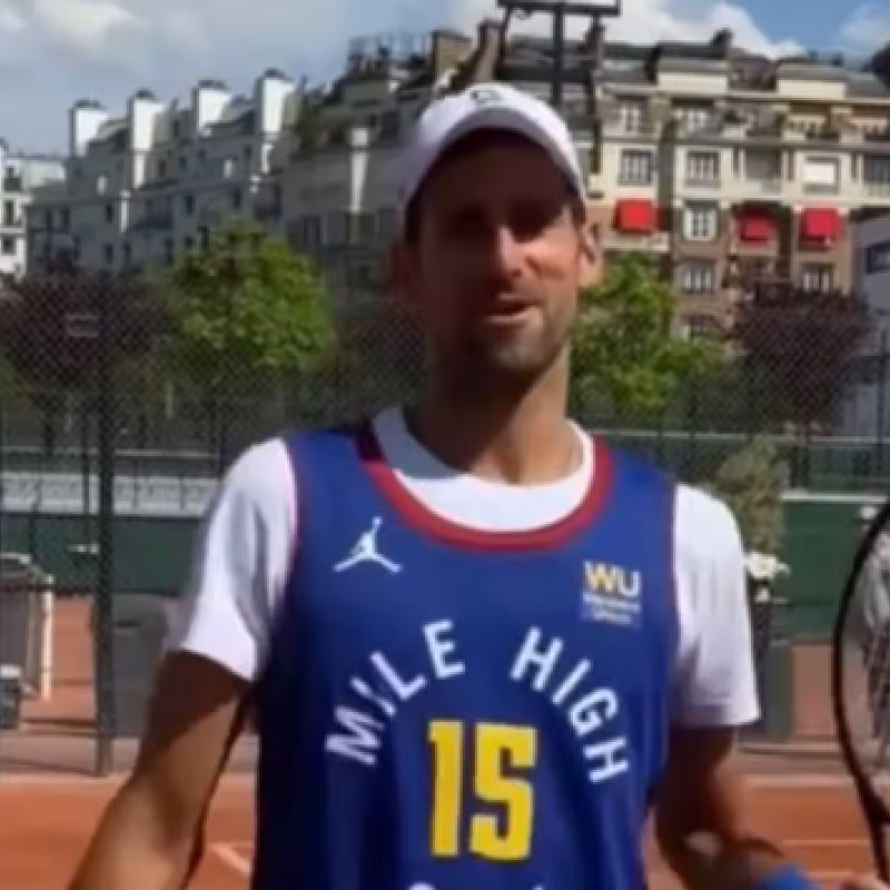 Novak Djokovic felicita a Nikola Jokic por su MVP antes de citarse con Rafa Nadal en Roland Garros