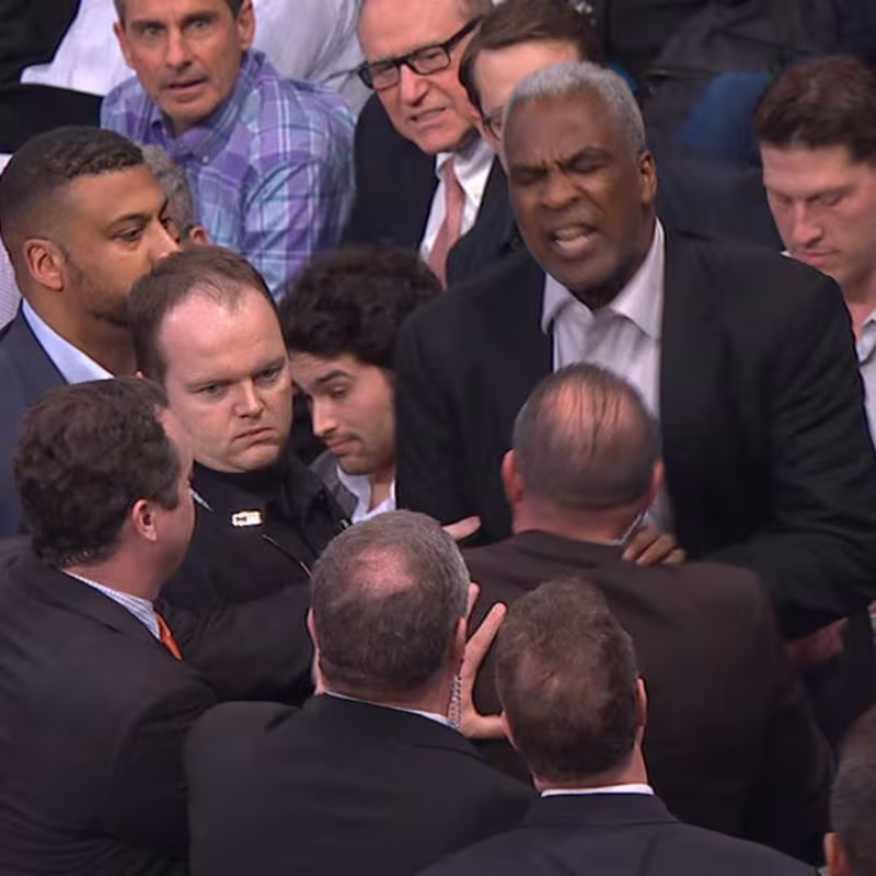 Charles Oakley amenaza con ser “el Kaepernick de la NBA”