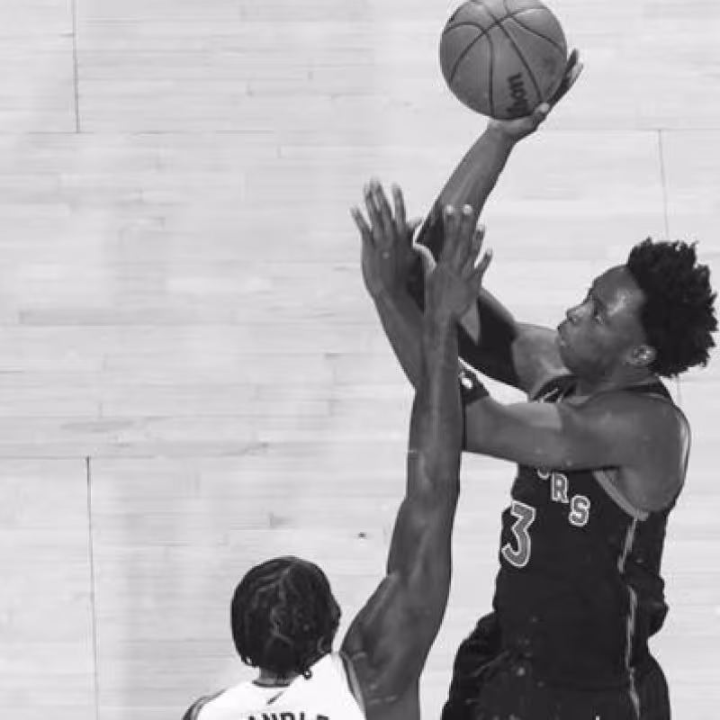 OG Anunoby, brazos en jarra con la casaca de Toronto Raptors "Foto: Offside"