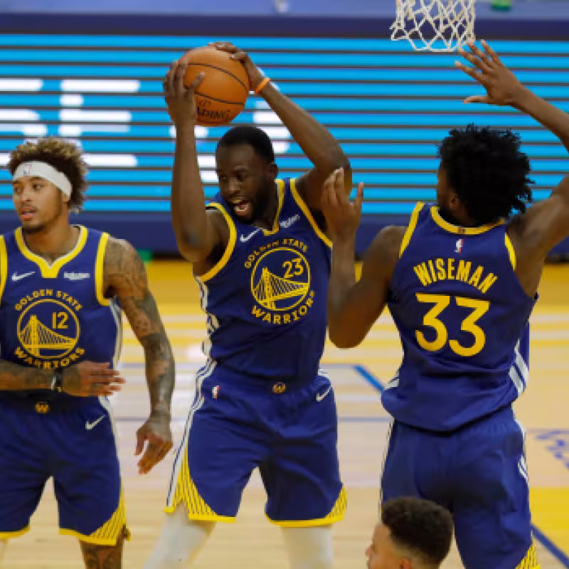 Kelly Oubre, Draymond Green y James Wiseman en un partido de los Golden State Warriors.
