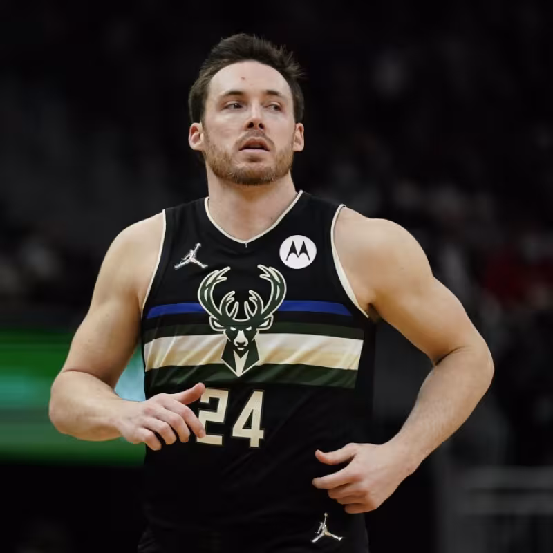 Los Bucks en problemas: Connaughton también da positivo por coronavirus