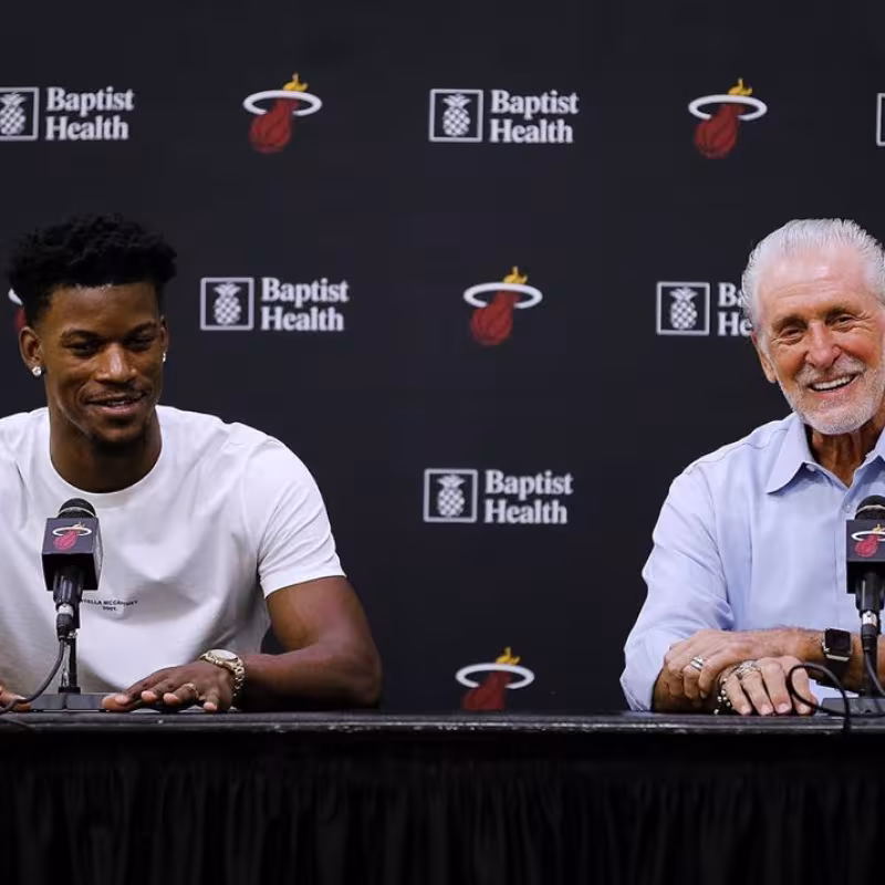 Pat Riley y Jimmy Butler, presidente y estrella de los Heat.