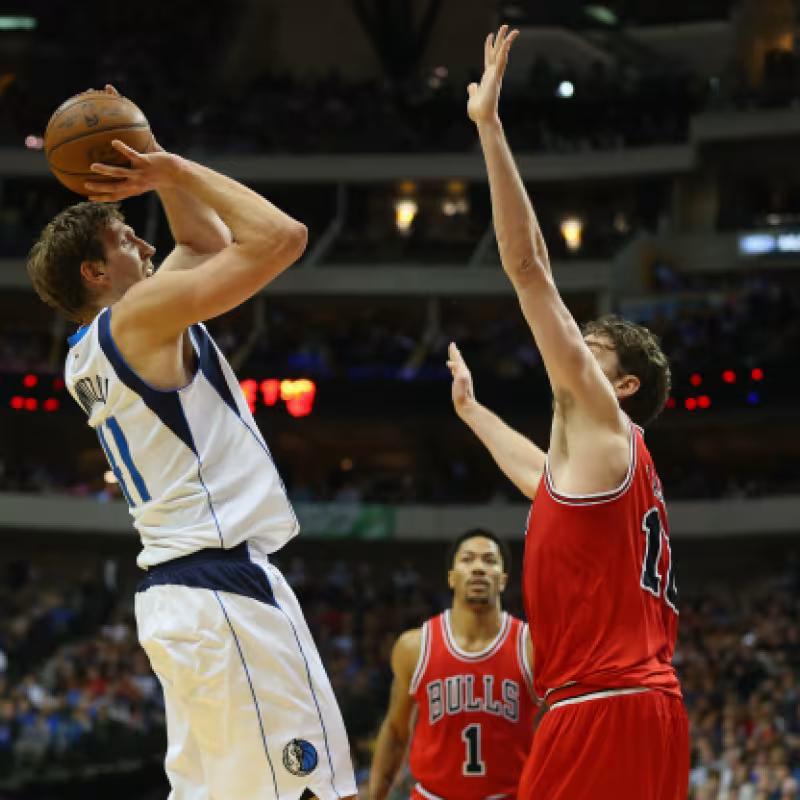 Pau Gasol y Dirk Nowitzki, durante un duelo en el prime de ambos. Foto: nba.com
