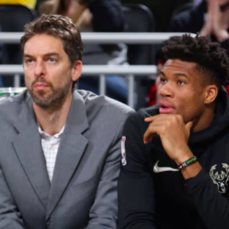 Pau Gasol intenta machacar el aro rival ante Antetokounmpo.