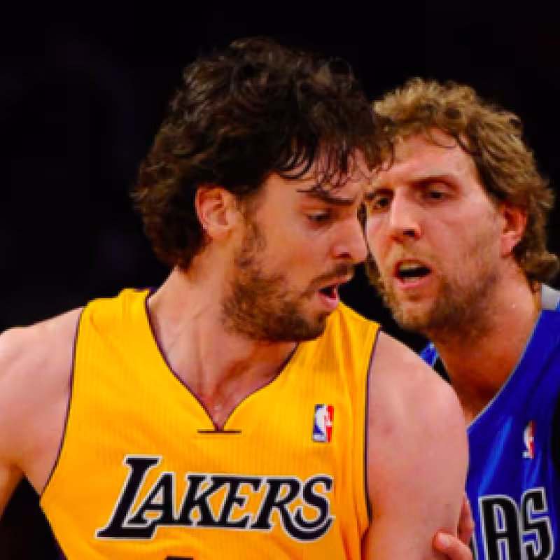 Pau Gasol y Dirk Nowitzki, durante un Lakers-Mavs.