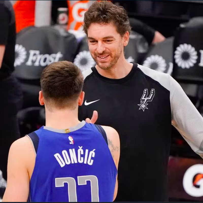 Pau Gasol, saludándose con Luka Doncic durante un Spurs-Mavs