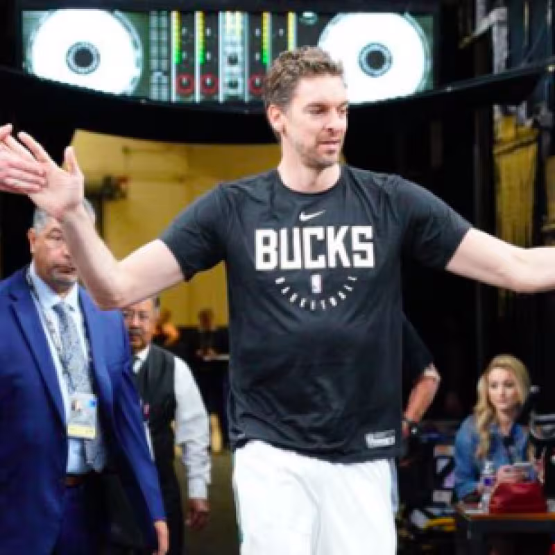 Pau Gasol, entrando en la cancha de San Antonio Spurs.