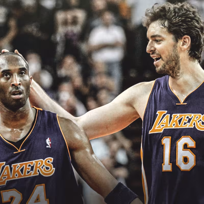 Pau Gasol se abraza con Kobe Bryant en un Lakers-Bulls.