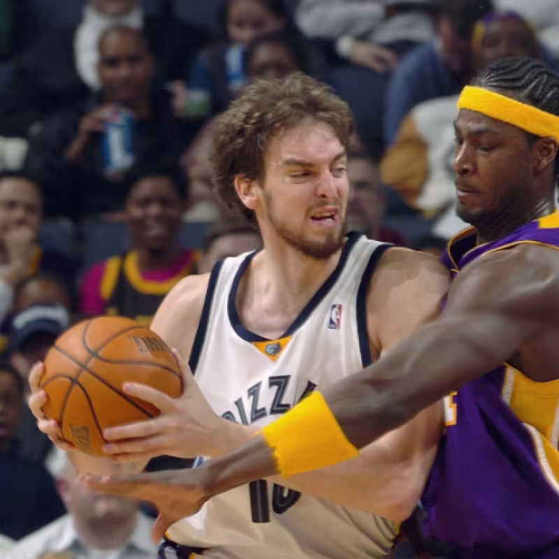 Pau Gasol, ante Kwame Brown, en un Grizzlies-Lakers de 2005. Foto: Getty Images