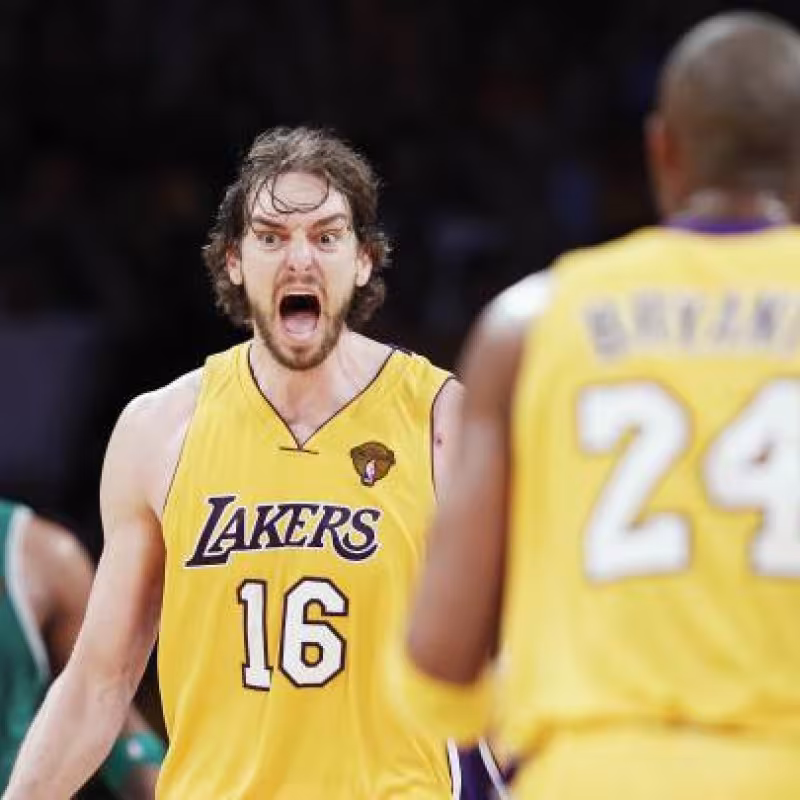 Pau Gasol, celebrando una canasta junto a Kobe Bryant con Los Angeles Lakers. 