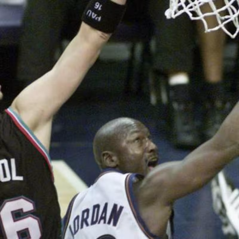 Pau Gasol y Michael Jordan, en un Wizards-Grizzlies de principios de siglo.