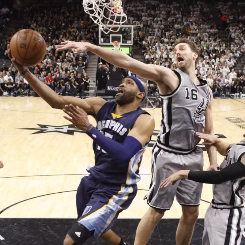 Pau Gasol tapona a Vince Carter durante un Grizzlies-Spurs.
