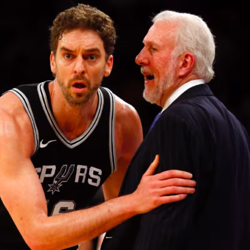 Pau Gasol recibe instrucciones de Gregg Popovich.