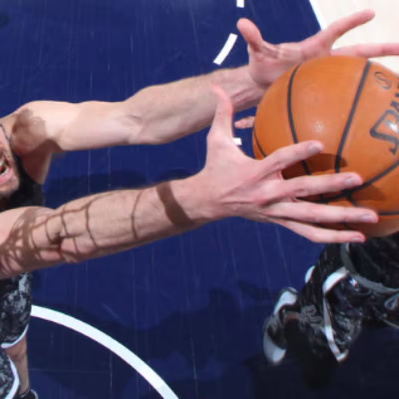 Pau Gasol captura un rebote ante Utah Jazz. Foto: @spurs
