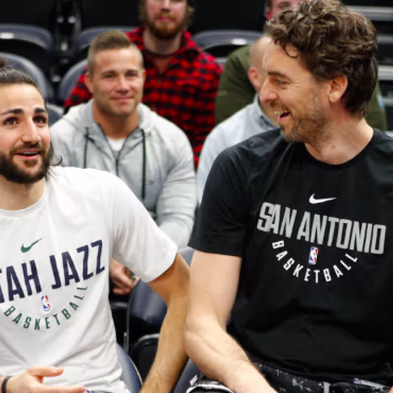 Pau Gasol saluda a Ricky Rubio antes del Jazz-Spurs.