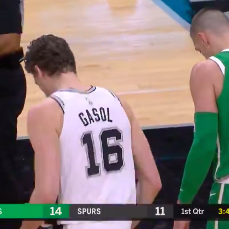 Pau Gasol salió al campo a jugar unos minutos en el primer cuarto.