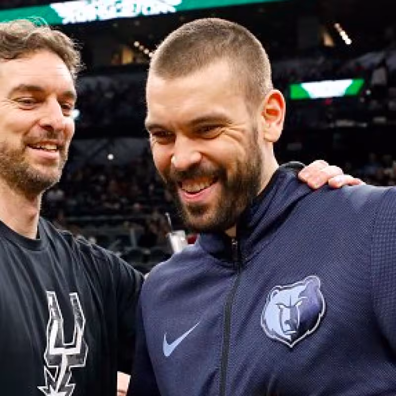 Pau Gasol saluda a su hermano Marc antes del Spurs-Grizzlies.