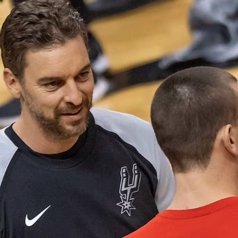 Pau Gasol se reencontró con su hermano pese a no disputar ni un minuto.