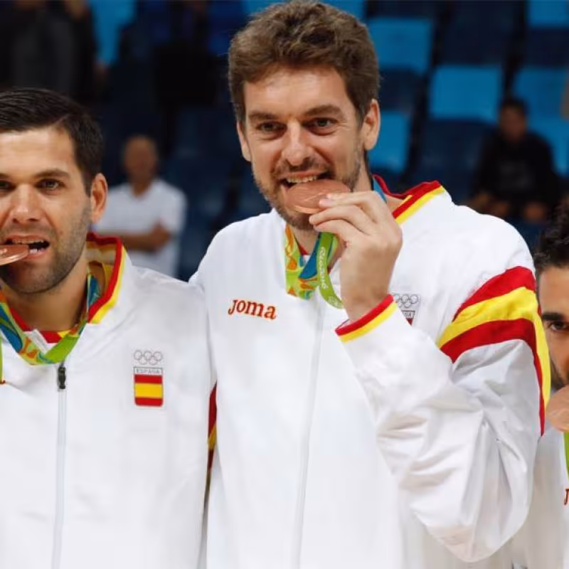 Reyes, Gasol y Navarro celebrando una medalla olímpica. 
