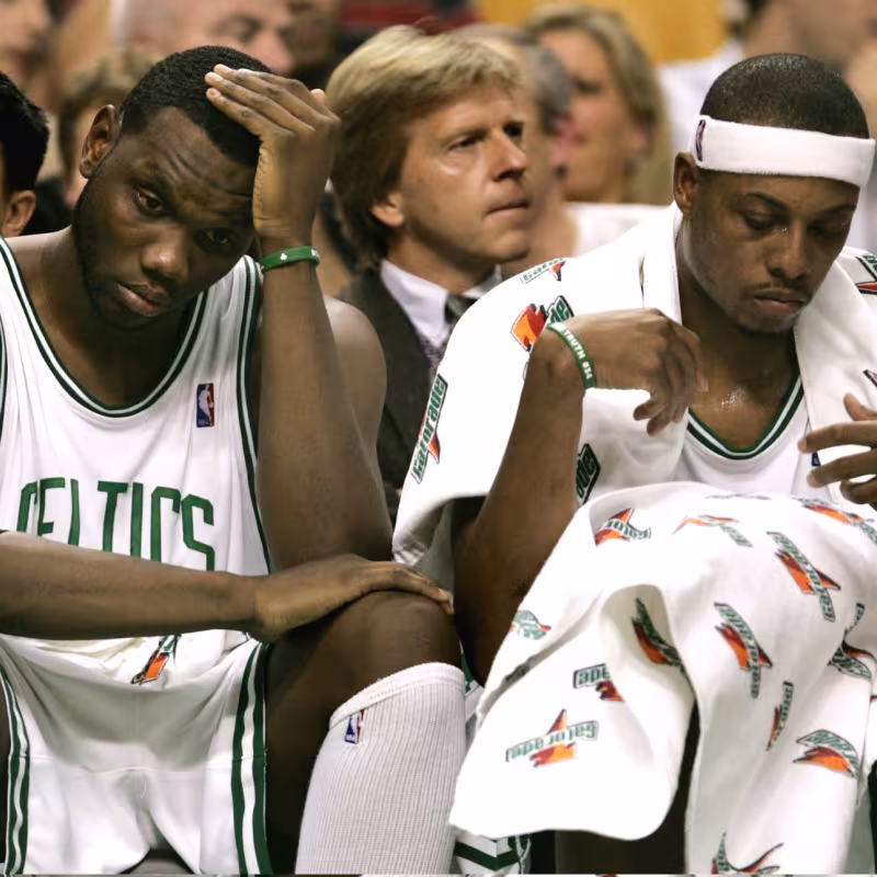 Paul Pierce, hundido en el banquillo de Boston Celtics.
