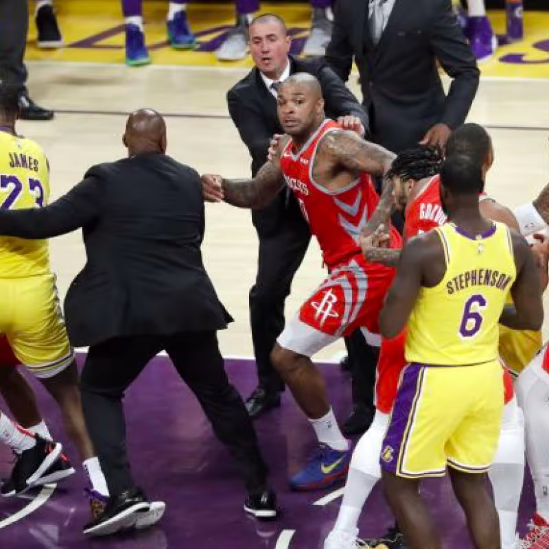 Chris Paul y Rajon Rondo, siendo separados por sus compañeros.