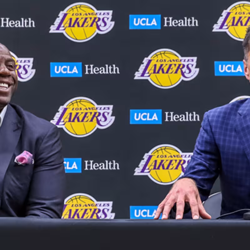 Pelinka y Magic, cuando eran felices y todo iba bien. Foto: nba.com