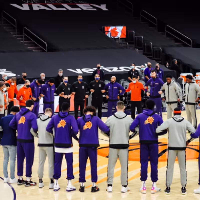 Los Suns continúan arriba en el Oeste tras ganar a unos deprimentes Raptors