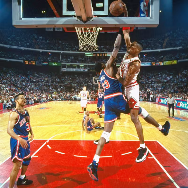 Pippen supera a Ewing para uno de los posters más icónicos de la historia. Foto: nba.com