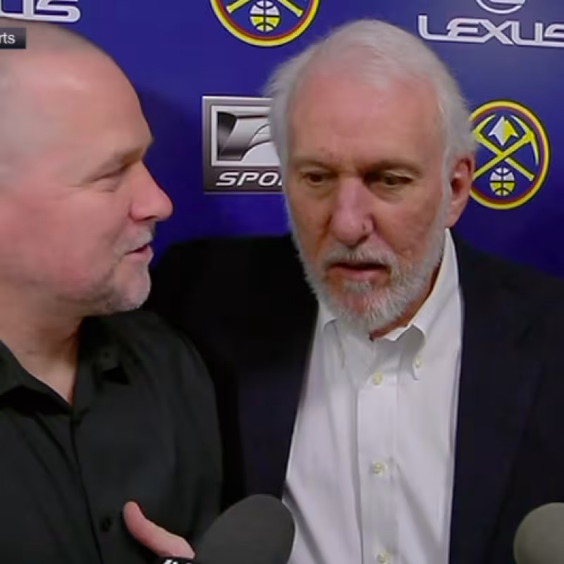 Greg Popovich y Michael Malone bromearon tras el duelo.