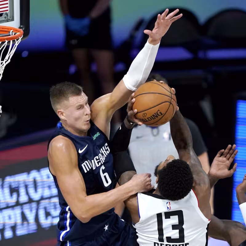 Kristaps Porzingis se queja de Los Angeles Clippers. Foto: gettyimages