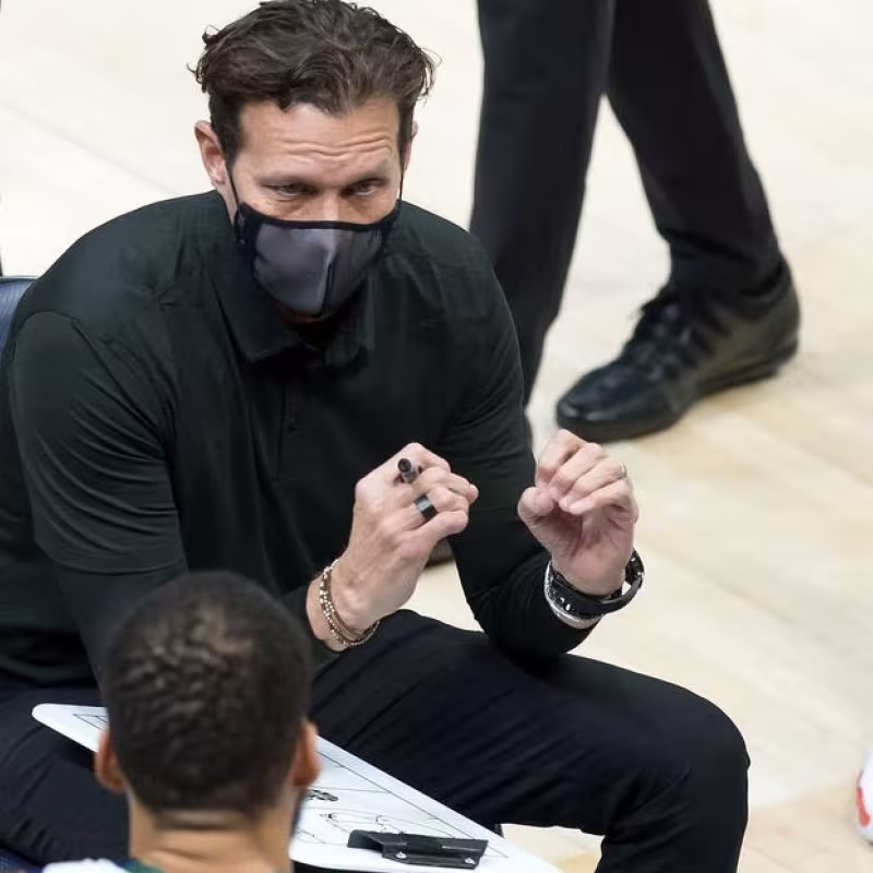 Quin Snyder, entrenador de Utah Jazz, junto a Donovan Mitchell y Mike Conley.