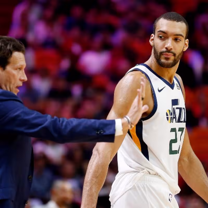 Quin Snyder, entrenador de Utah Jazz, junto a Rudy Gobert.