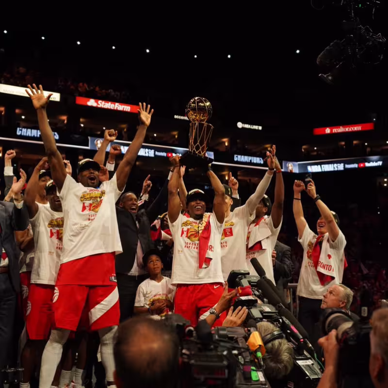 Los Raptors hicieron historia pero ahora tienen trabajo. Foto: @Raptors