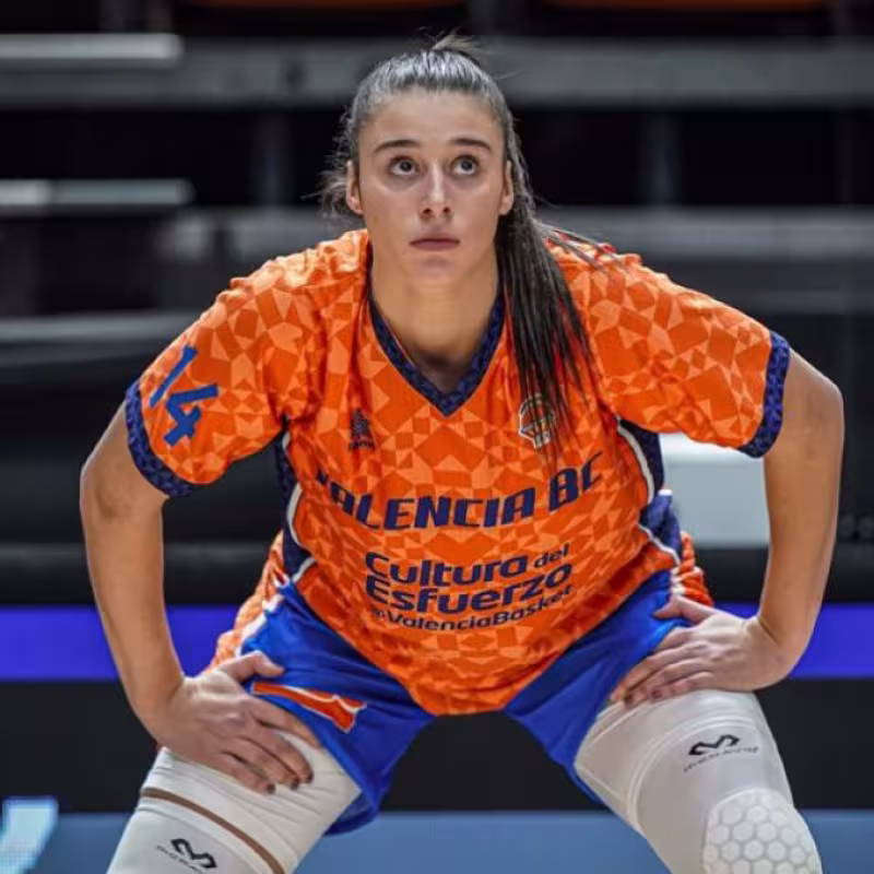 Raquel Carrera, con la camiseta del Valencia Basket.