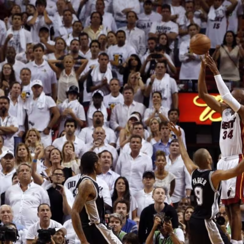 Ray Allen convierte el tiro decisivo contra los San Antonio Spurs
