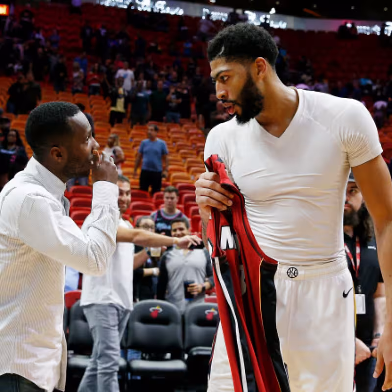Davis y Paul durante la previa de un partido. Foto: nba.com