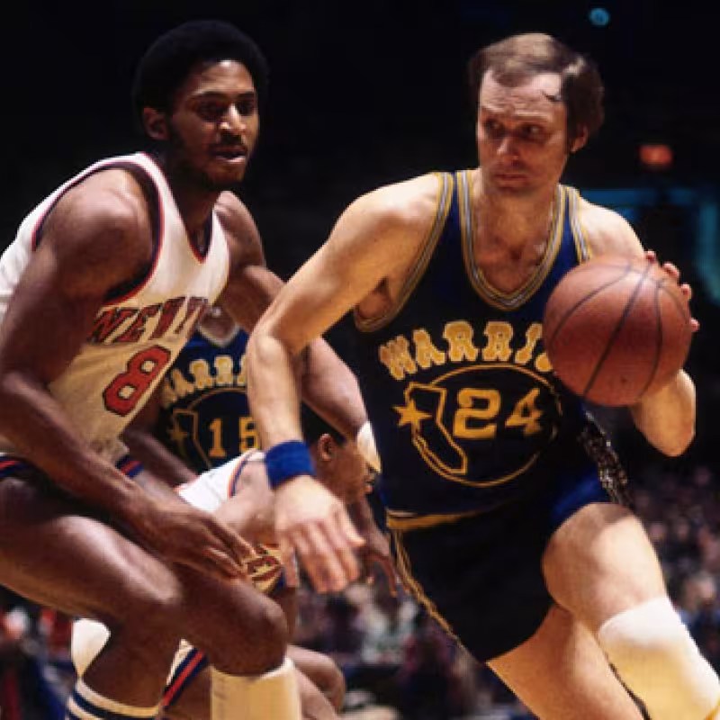 Rick Barry, estrella de Golden State Warriors, en acción. 