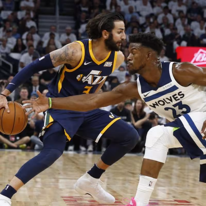Ricky Rubio penetra ante Jimmy Butler. 