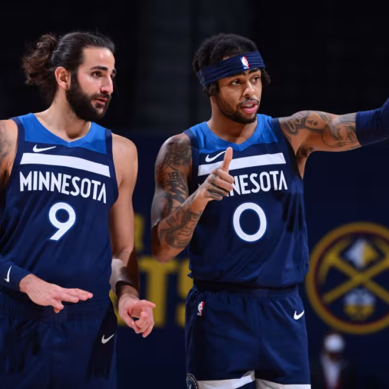 Ricky Rubio y D'Angelo Russell, jugadores de Minnesota Timberwolves.