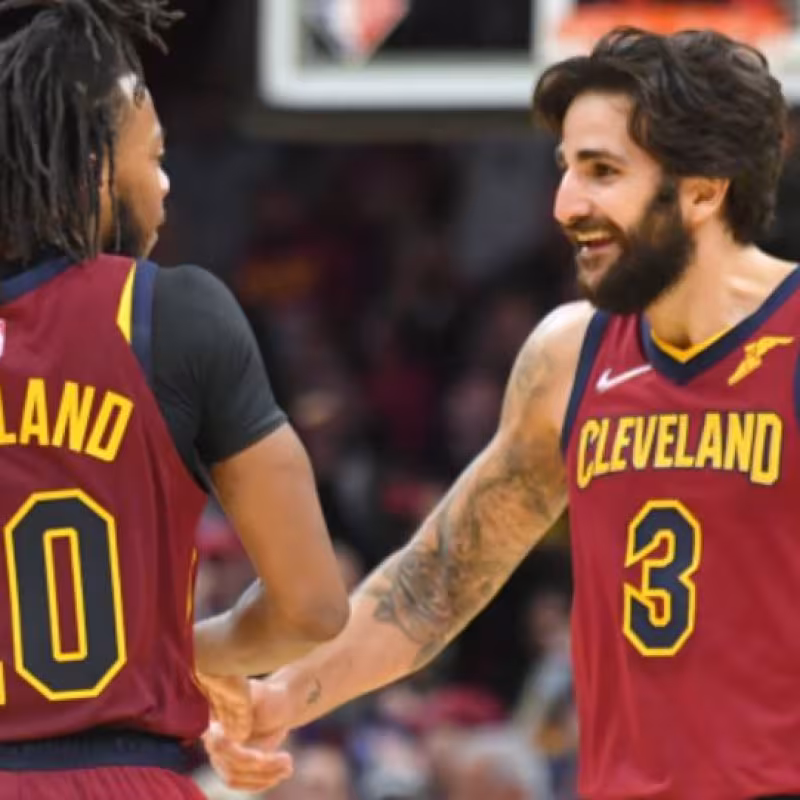 Darius Garland y Ricky Rubio, con la camiseta de Cleveland Cavaliers. 