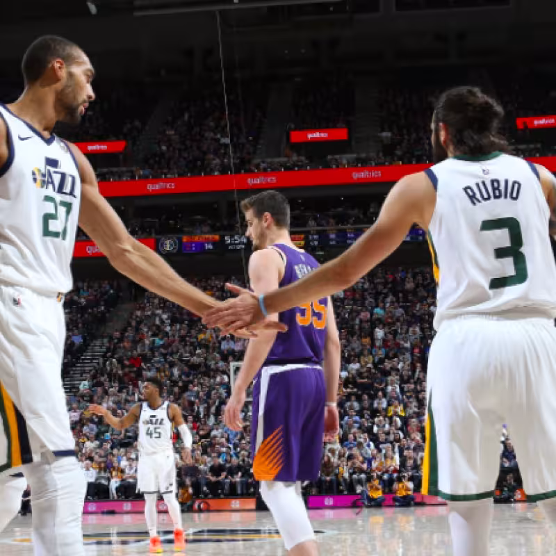 Rudy Gobert y Ricky Rubio, frente a los Suns. Foto: @NBA