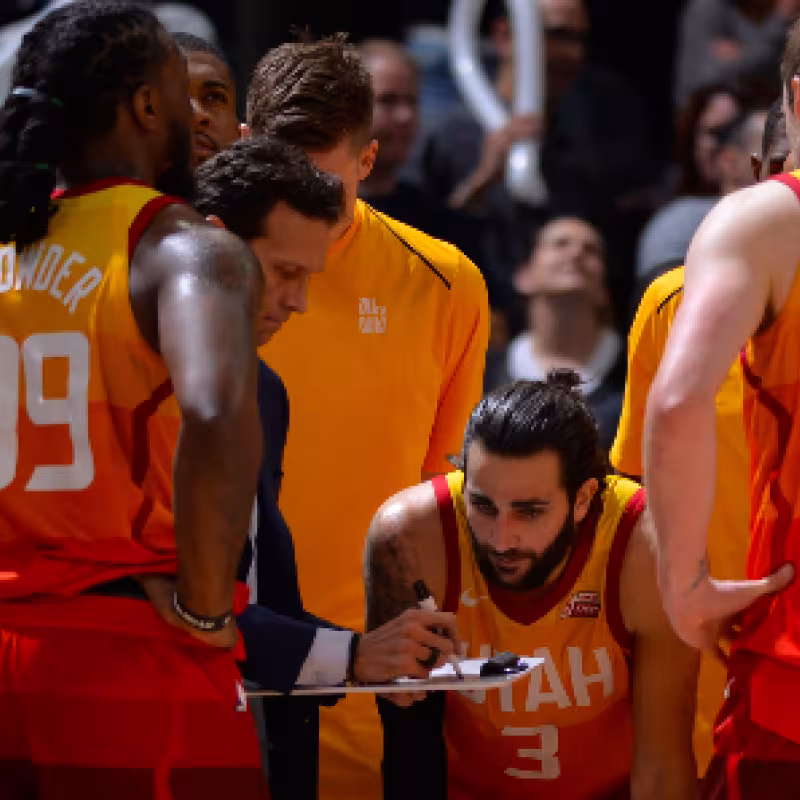 Ricky Rubio, escuchando a su entrenador junto a sus compañeros.